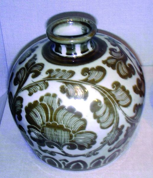 ചിത്രം:Vol5p433 Song Dynasty ding-ware porcelain bottle with iron pigment under a transparent colorless glaze, 11.jpg