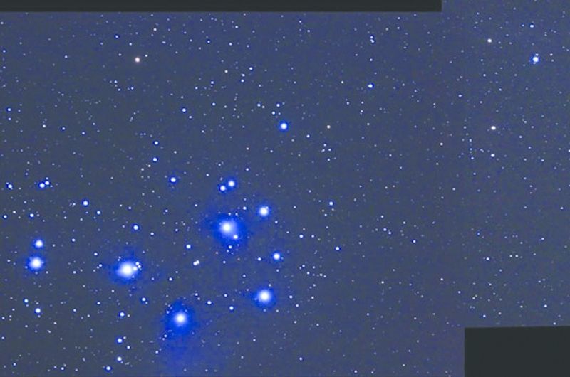 ചിത്രം:Vol5p270 Comet Machholz appears to pass near the Pleiades in early 2005.jpg