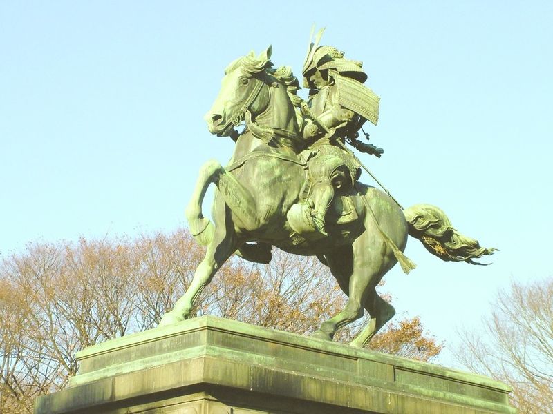 ചിത്രം:Vol7p624 A statue of Kusunoki Masashige outside the Imperial Palace in Tokyo, Japan.jpg