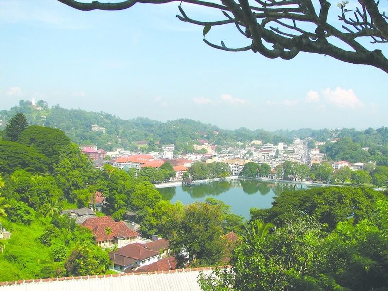 ചിത്രം:Vol7p17 Kandy lake and city centre.jpg