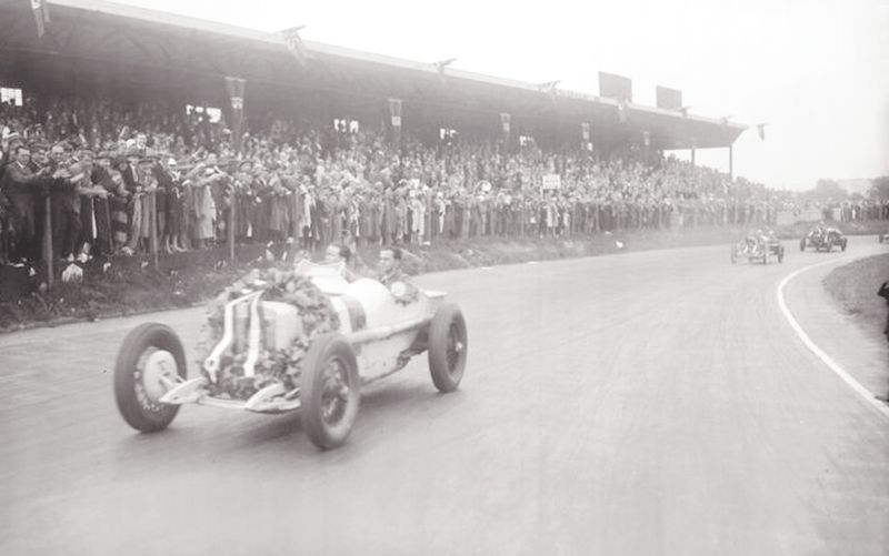 ചിത്രം:Vol5p212 Caracciola (left) and his riding mechanic Eugen Salzer celebrate after winning the 1926 German Gr.jpg