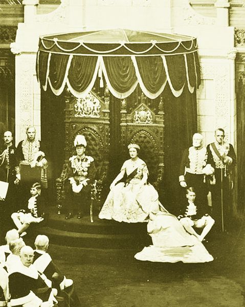 ചിത്രം:Vol7p62 King George VI, with Queen Elizabeth, grants Royal Assent to bills in the Senate chamber, 1939.jpg