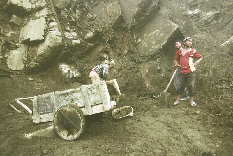 ചിത്രം:Vol3p836 Mining on road side be Meghalaya 2.jpg.jpg