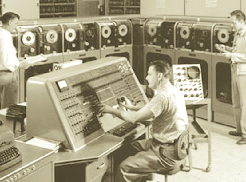 ചിത്രം:Vol6p329 UNIVAC.jpg