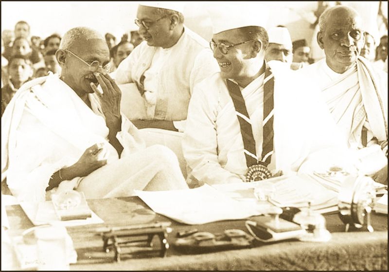 ചിത്രം:Vol3p790 Mr. Mohandas Karamchand Gandhi along with Netaji Subhash Cha.jpg
