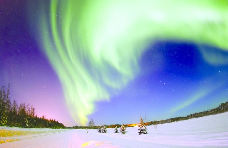 ചിത്രം:Vol7p106 The aurora borealis shines above Bear Lake, Alaska.jpg