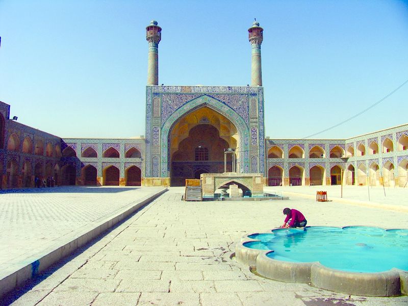 ചിത്രം:Vol5p433 Jamé Mosque Esfahan courtyard.jpg