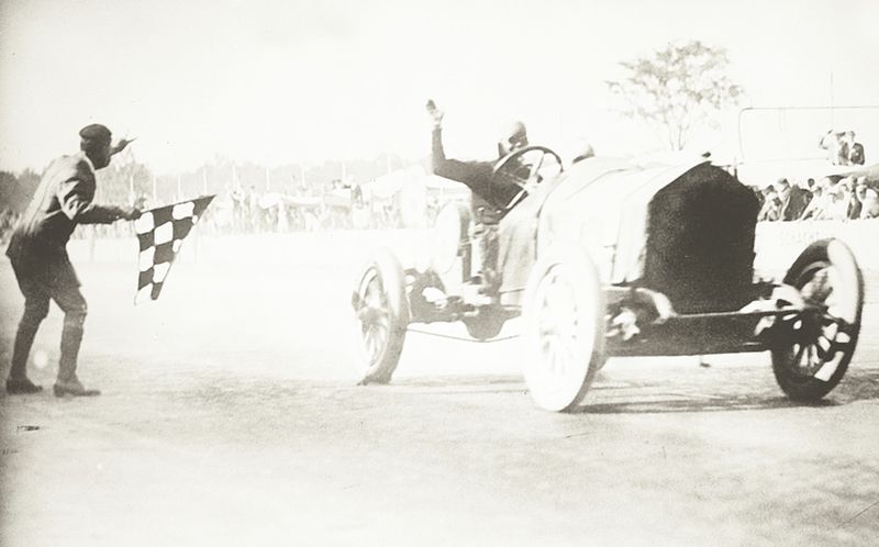ചിത്രം:Vol5p212 1912 Indianapolis 500, Joe Dawson winning.jpg