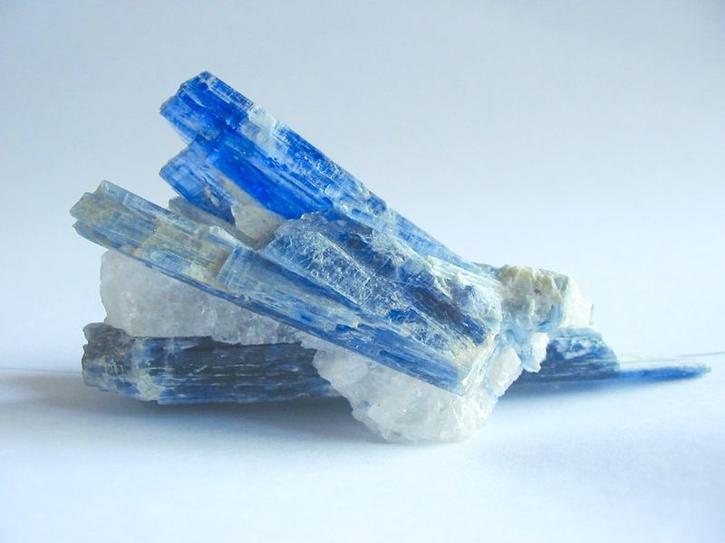 ചിത്രം:Vol6p421 Kyanite crystals.jpg