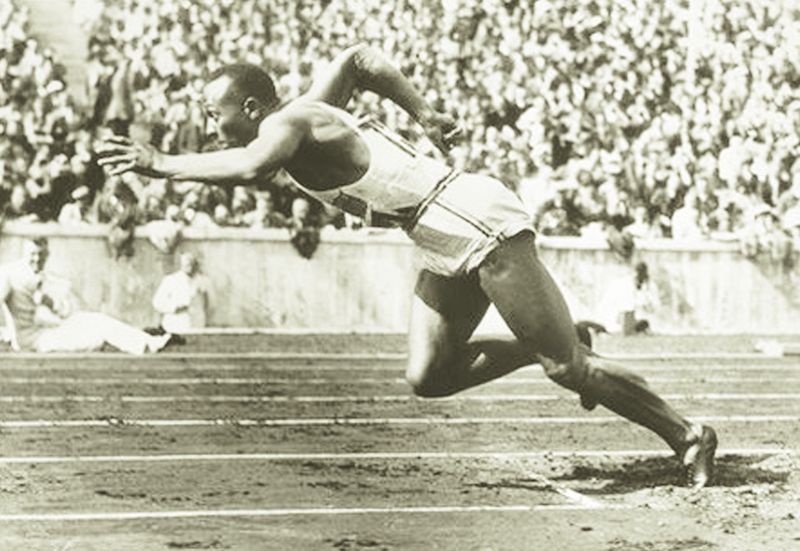 ചിത്രം:Vol5p617 1936 Jesse Owens of the USA starts the 200 metres event at the 1936 Olympic Games in Berlin. Owen.jpg