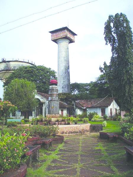 ചിത്രം:Vol7p62 The Light House Hill tower in Mangalore served as a watchtower for the British Navy.jpg
