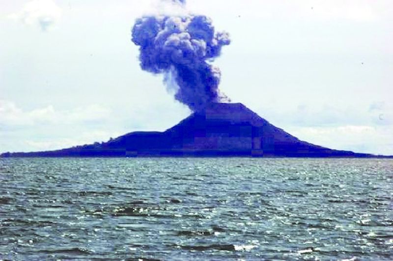 ചിത്രം:Vol9 201 krakatau.jpg