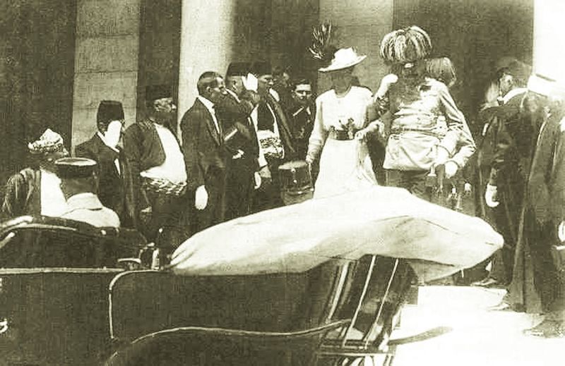 ചിത്രം:Vol5p617 Austrian Archduke Francis Ferdinand and his wife Sophie just before their assassination 1.jpg
