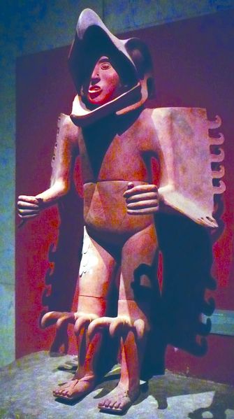 ചിത്രം:Large ceramic statue of an Aztec eagle warrior.jpg
