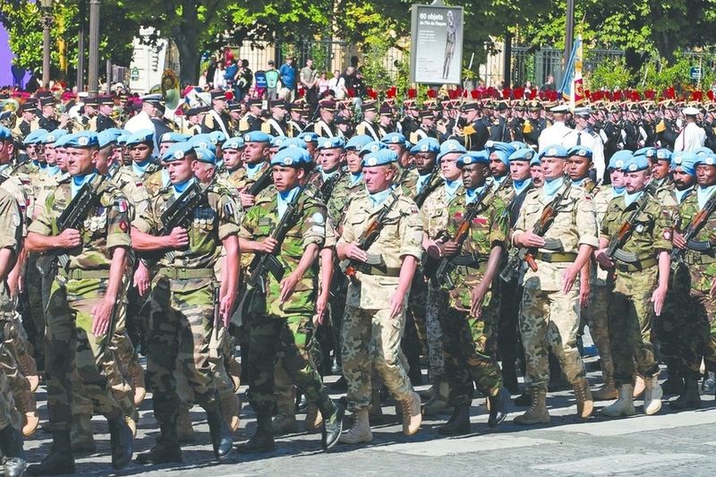 ചിത്രം:Vol5p545 A multinational UN battalion at the 2008 Bastille Day military parade.jpg