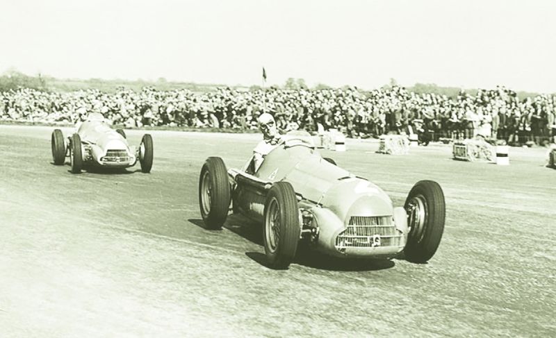 ചിത്രം:Vol5p212 Giuseppe Farina leads Juan Manuel Fangio in the 1950 British GP.jpg