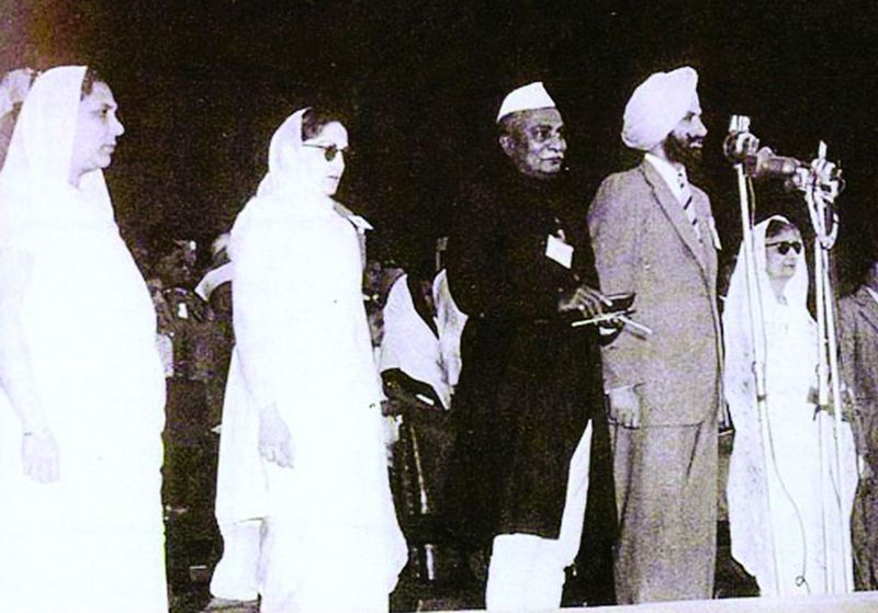 ചിത്രം:Vol5p433 Maharaja Yadavendra Singh requesting the President, Dr Rajendra Prasad to declare open the first .jpg