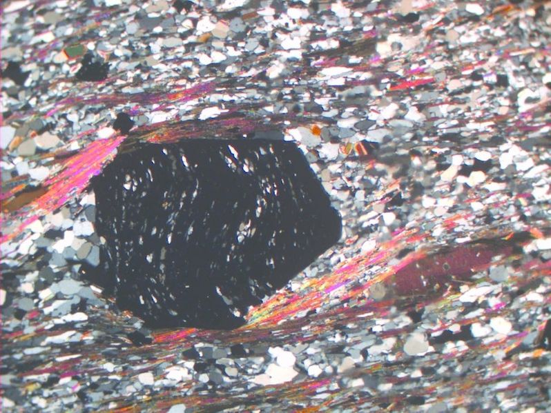ചിത്രം:Vol7p158 Thin section of garnet-mica-schist.jpg