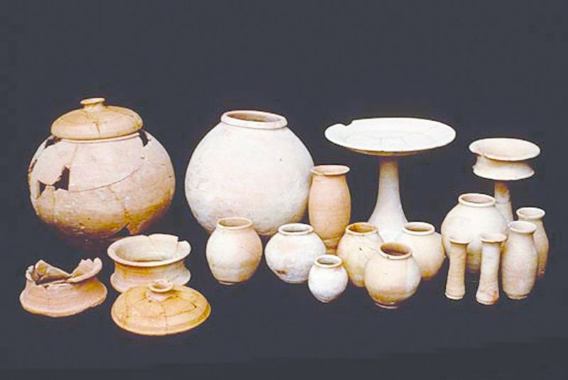 ചിത്രം:Vol6p655 harappa burial-pottery.jpg