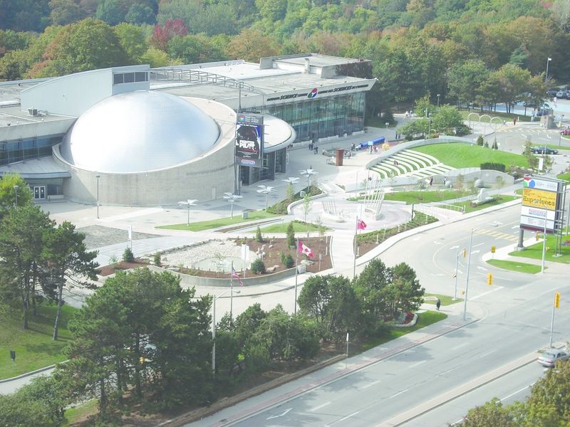 ചിത്രം:Vol7p62 Ontario Science Centre in 2006, including the Teluscape in front of the building.jpg